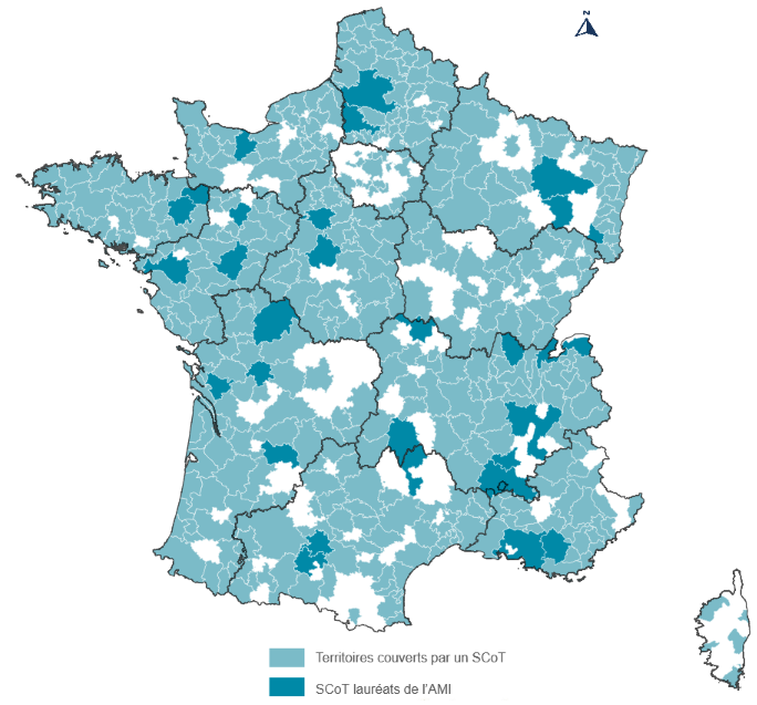 Carte de la France (hors outre-mer) montrant en bleu clair les territoires de SCoT et en bleu plus foncé les trentes territoires retenus dans l'AMI.